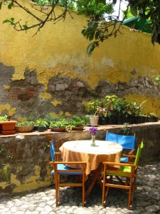 Garden dining at Sabe Rico restaurant in La Antigua, Guatemala