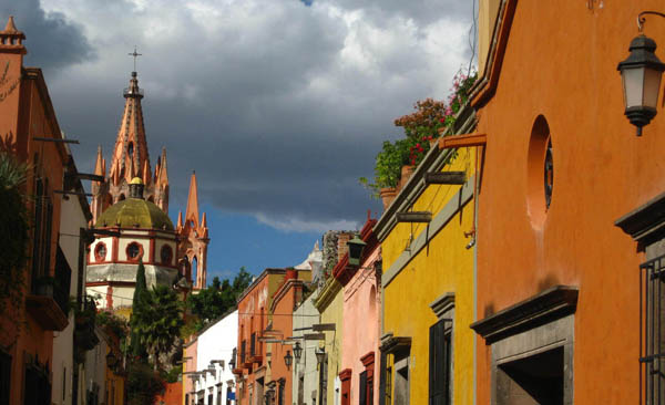 Colorful calle in San Miguel de Allende in Guanajuato, Mexico 