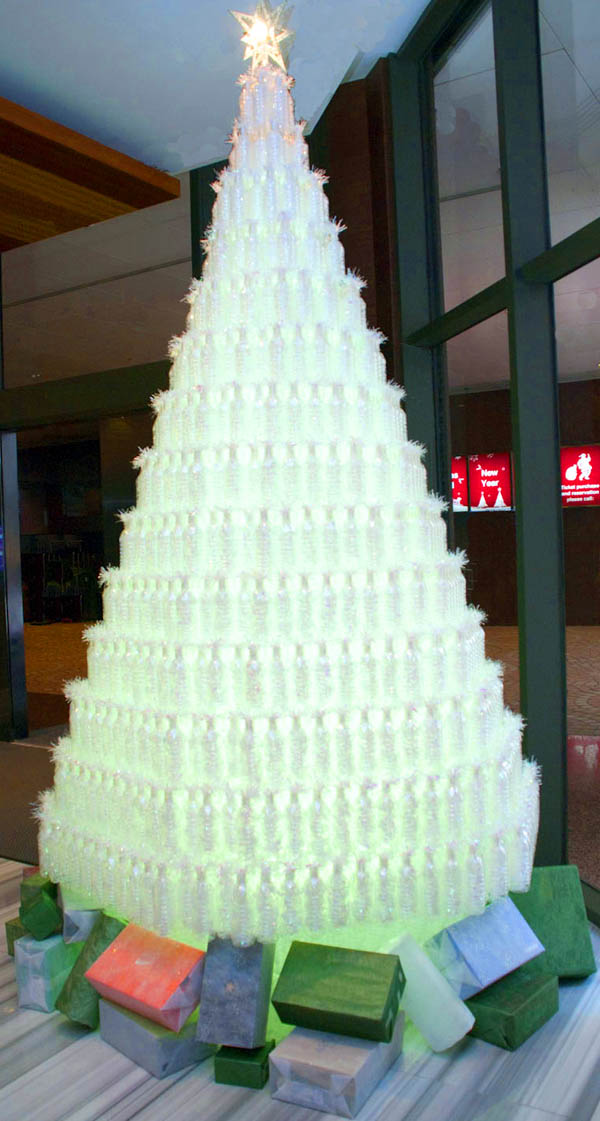 Recycled water bottle Christmas tree, Novatel Hong Kong - China Recycled water bottle Christmas tree, Novatel Hong Kong in China