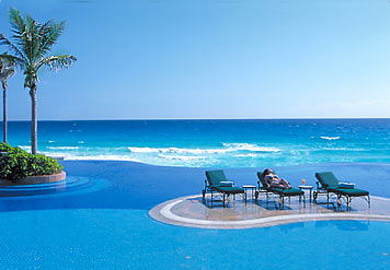 Infinity pool, JW Marriott Cancun Resort - Cancun, Quintana Roo, Mexico Infinity pool, JW Marriott Cancun Resort in Cancun, Quintana Roo, Mexico